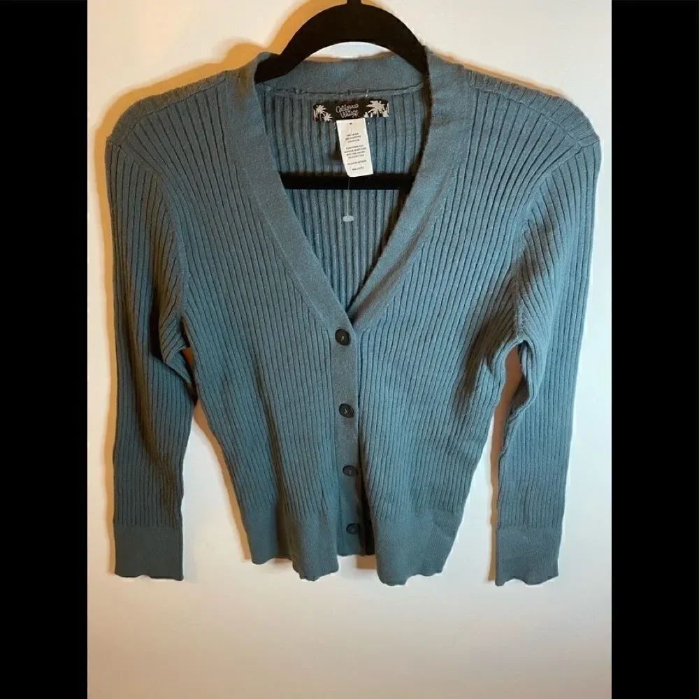 🛍California Vintage V- neck sweater cardigan Size:Medium